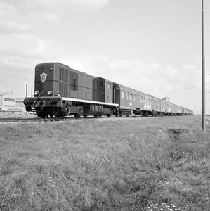 168844 Afbeelding van de extra trein voor de Chemische Kring naar de Europoort te Rotterdam.